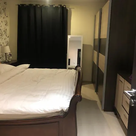 Topolova With Free Private Parking - Centre - Near Old Town - Large Terrace & Air Conditioning *