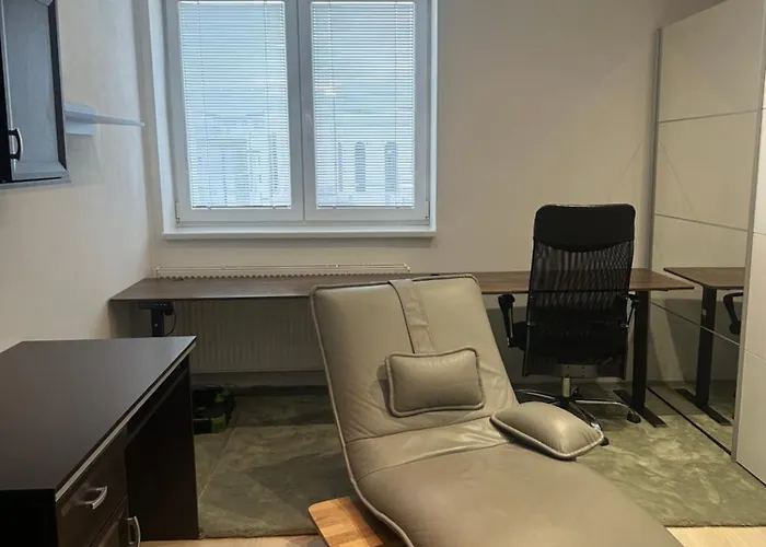 Topolova With Free Private Parking - Centre - Near Old Town - Large Terrace & Air Conditioning