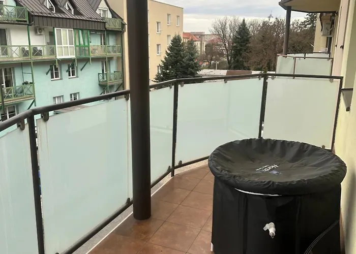 Topolova With Free Private Parking - Centre - Near Old Town - Large Terrace & Air Conditioning Appartement