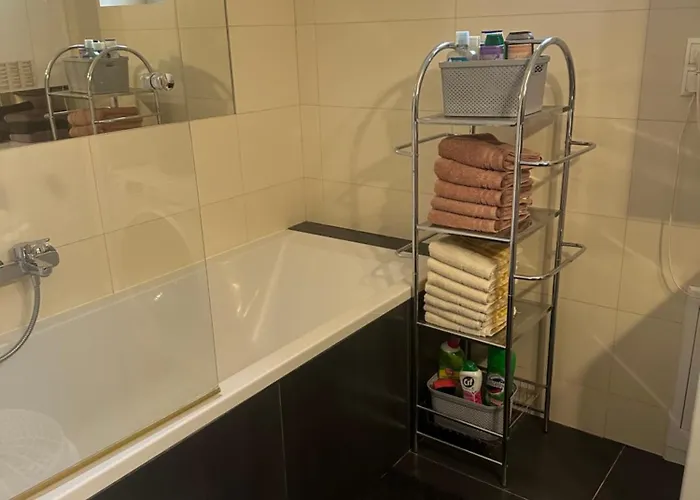 Topolova With Free Private Parking - Centre - Near Old Town - Large Terrace & Air Conditioning דירה *