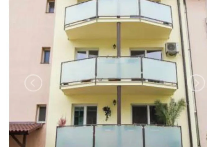 Topolova With Free Private Parking - Centre - Near Old Town - Large Terrace & Air Conditioning Appartement